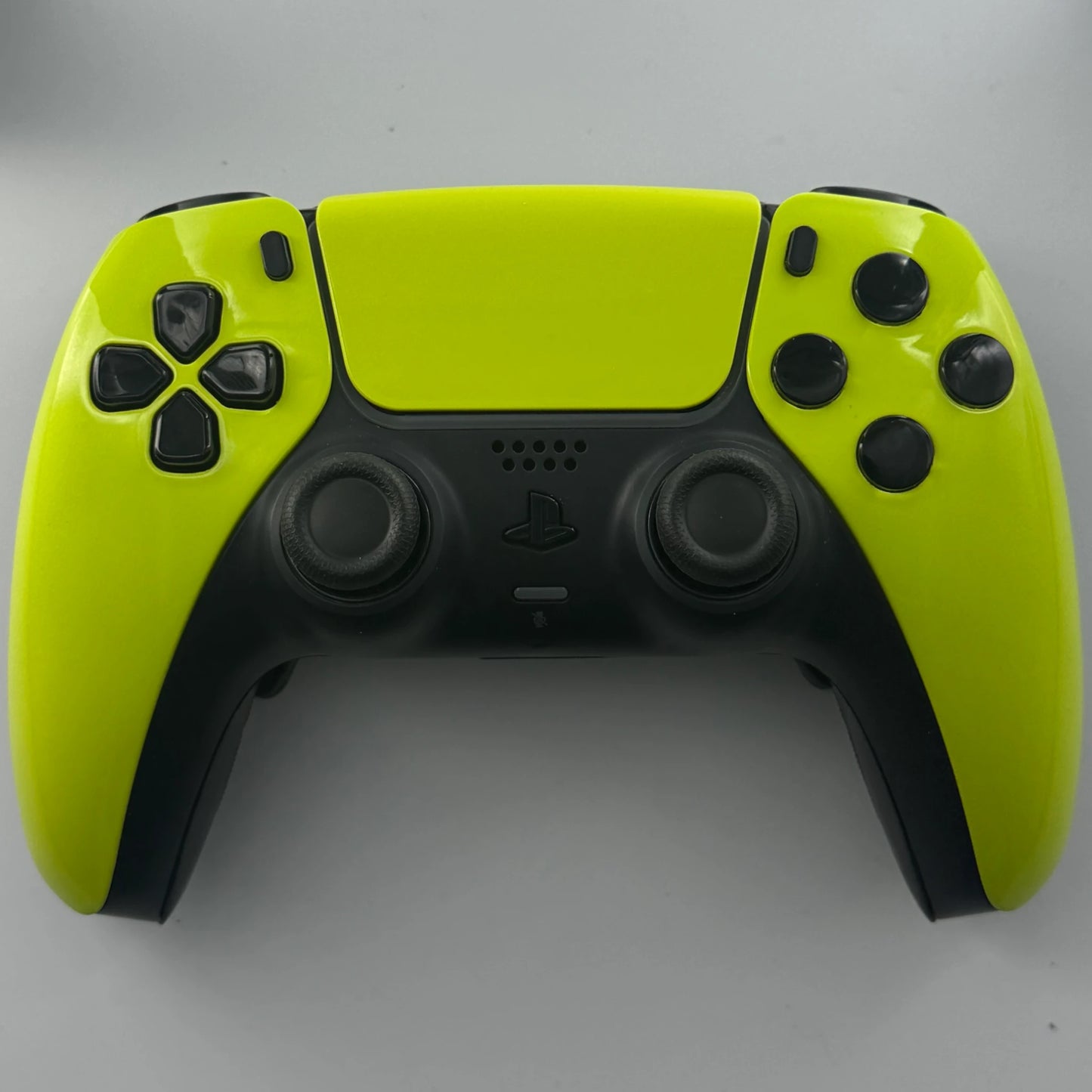 Acid Pro-TMR Custom PS5 Controller mit 4er Paddles und magnetischen TMR-Sticks.