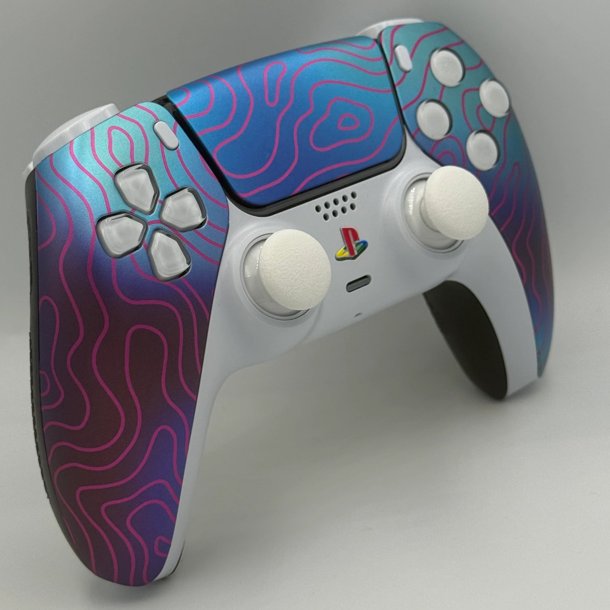 Weiße Swapsticks V2 und Accent-Rings auf PS5 Damast Design Controller