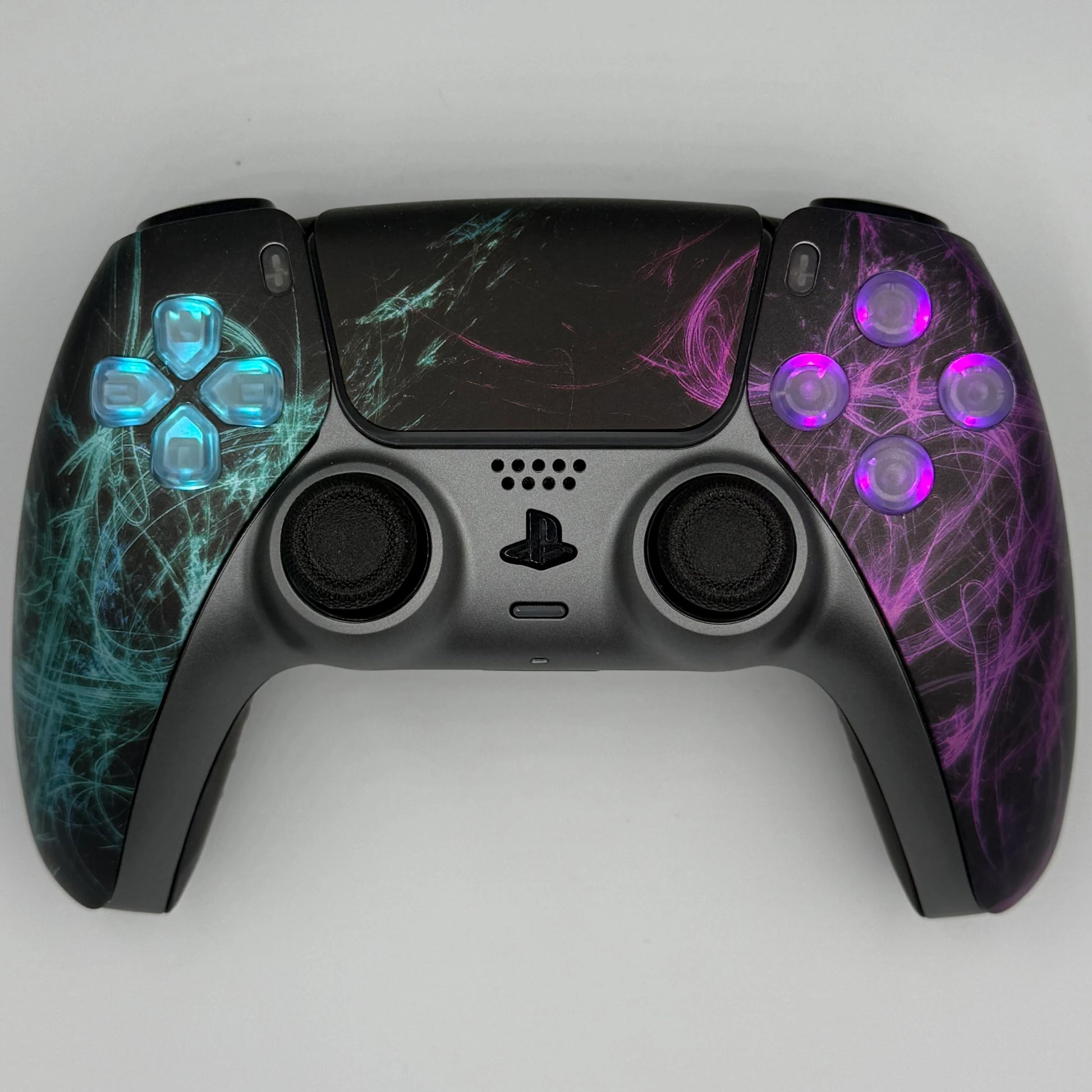 Leuchtende LED Buttons in Türkis-Lila auf PS5 Controller mit transparenten Tasten