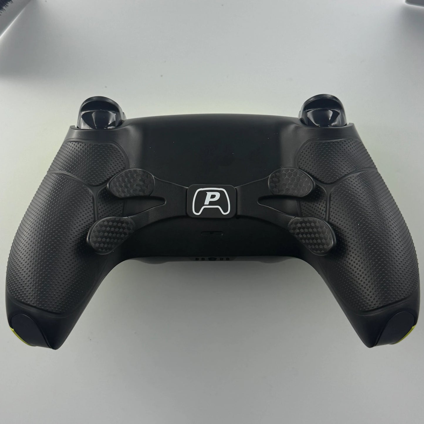 Rückansicht des Acid Controllers mit 4er Paddle-System und schwarzem Performance Grip.