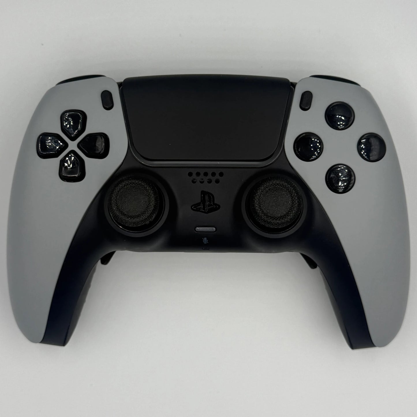 Nahaufnahme der matten grauen Softtouch-Veredelung des Custom Controllers für eine edle Haptik.