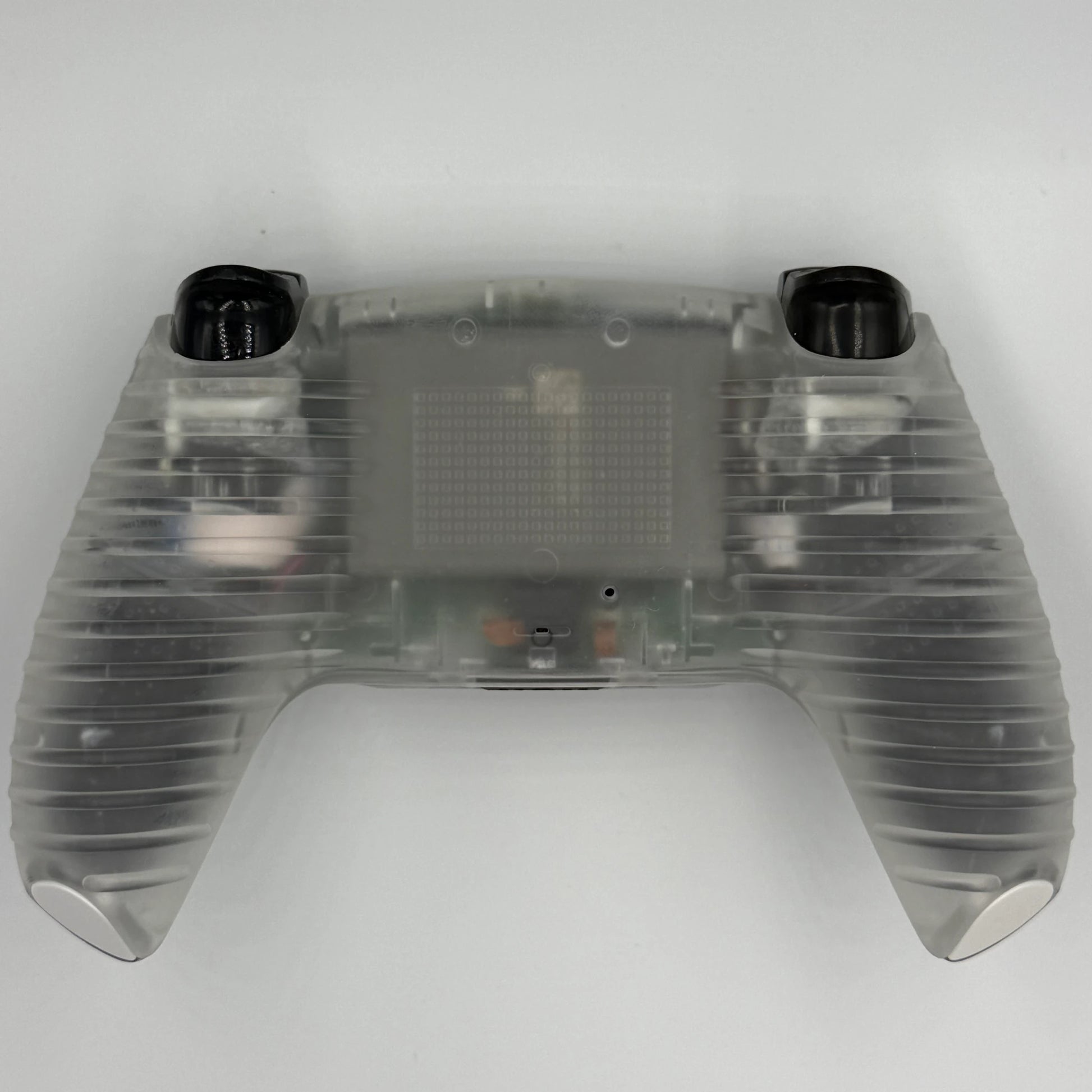Transparenter Grip V2 Rückseite von PS5 Controller mit Blick auf die interne Technik
